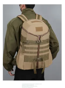 Detail van de tactische rugzak met duurzame stof, Molle-banden en veilige sluitingsgespen.