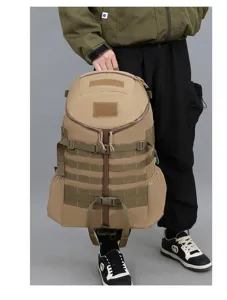 Grote tactische rugzak met MOLLE-systeem, duurzame kaki wandel tas voor buiten.