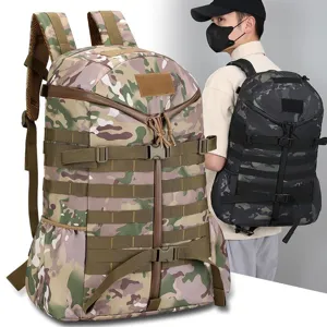 Gedetailleerd aanzicht van tactische rugzak met camopatroon, molle bandjes en gespen.