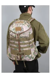Gedetailleerd overzicht van tactische rugzak met camouflag ontwerp en duurzame opbergruimte.
