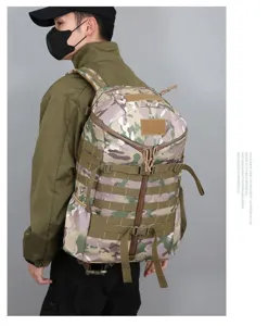 Gedetailleerd overzicht van de tactische camouflage rugzak voor buiten met grote capaciteit.