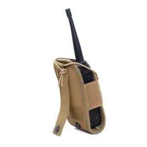 Primer plano del detalle de la bolsa de radio táctica, accesorio de nailon Molle.