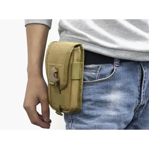 Nahaufnahme der taktischen Molle Gürteltasche in Khaki mit praktischer Riemenbefestigung.