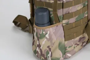 Detailopname van het zijvak van een tactische rugzak met camouflage patroon en stevige band.