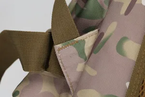Tactische rugzak detail riem stiksels en camouflage duurzaam stof materiaal close-up weergave
