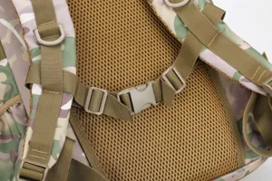 Close-up van de tactische rugzak mesh rugvulling, verstelbare bandjes en stevige plastic gespen.