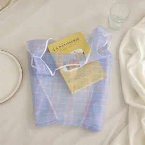 Detailshot transparante organza ruitjes shopper, lichtgewicht stof met nette afwerking.