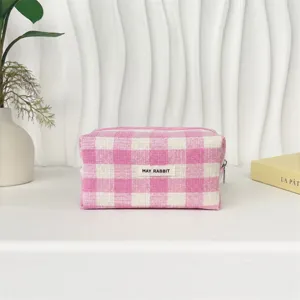 Rosa-weiße karierte Kosmetiktasche Detailansicht, minimalistischer Stoff-Organizer.