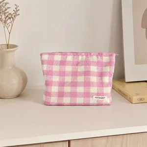 Detailansicht der rosa-weißen Vichy-Karos Kosmetiktasche mit feiner Textur und Reißverschluss.