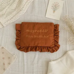 Koreanische Nylon Kosmetiktasche mit süßen Rüschen, gestickten Buchstaben, braune Clutch.