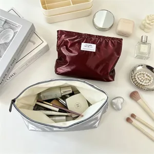 Vista di dettaglio della pochette da trucco impermeabile lucida, spaziosa custodia cosmetica.