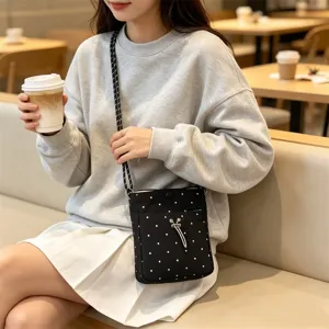 Nylon Mini Umhängetasche Detailaufnahme mit schickem Pünktchenmuster und praktischer Handytasche.