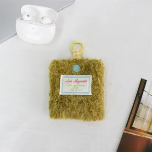 Primo piano dettagliato del portamonete in peluche soffice con etichetta tessuta e anello.