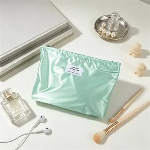 Borsa cosmetica impermeabile lucida, elegante custodia portatile per il trucco da viaggio.