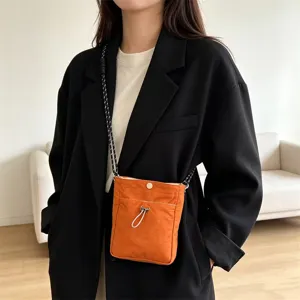 Kleine Nylontasche zum Umhängen in leuchtendem Orange, Freizeithandy-Tasche mit verstellbarem Gurt.