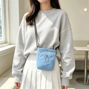 Detailansicht der blauen Nylon Mini Umhaengetasche mit Kordelzug, laessiger Outdoor Stil.