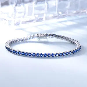 Detaillierte Nahaufnahme des funkelnden silbernen blauen Zirkonia Tennisarmbands.