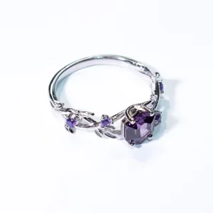Detailansicht eines S925 Silber Rings mit lila Kristall im eleganten Blätter Design.