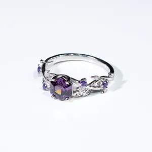 S925 Sterling Silber sechseckiger lila Kristallring mit zartem Blattreben Design fur Damen.