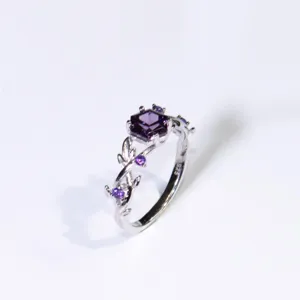 Detailansicht des edlen Sechseck-Amethystrings mit zarten Silberranken und Blättern, 925.