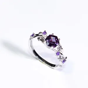 Nahaufnahme des S925 Silber Rings mit violettem Stein und filigranem RankenBlatt Design.
