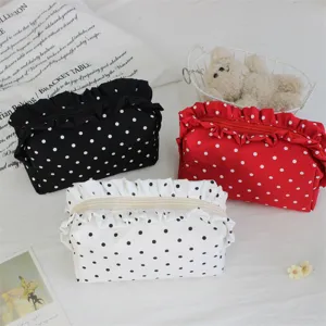 Süße Pünktchen Kosmetiktasche mit Rüschenreißverschluss, tragbare Nylon Make-up Tasche für Alltag.