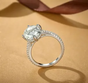 Splendido anello in argento sterling 925 con diamante da laboratorio e montatura a quattro.
