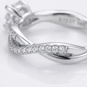 Sterlingsilber verdrehter Pavé Diamantring Detailaufnahme mit exquisiter Schmuckkunst.