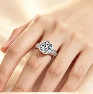 Detailaufnahme des funkelnden Solitärrings aus Sterlingsilber mit zarten Zirkonias.