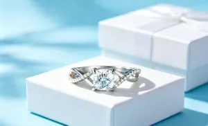 Nahaufnahme Detail des silbernen gedrehten Rings mit funkelndem Kissenstein auf Geschenkbox