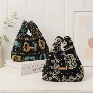 Detailansicht der Retro ethnischen Plueschtasche, weiche flauschige Mini Handtasche Winter.