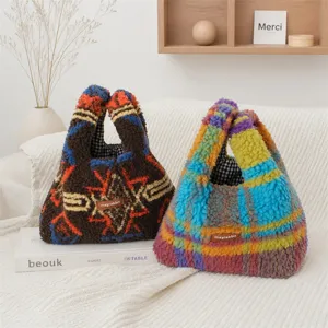 Gemütliche Plüschhandtasche mit Retro-Mustern und weichem Stoff für den täglichen Wintergebrauch.