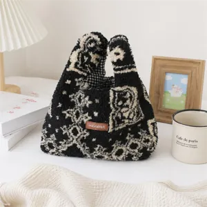 Schwarz-weiße flauschige Handtasche Retro Mini Shopper Tasche für Damen Herbst und Winter.