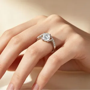 Exquisiter Sterling Silber Ring mit strahlendem runden Diamanten und verschnörkeltem Band.
