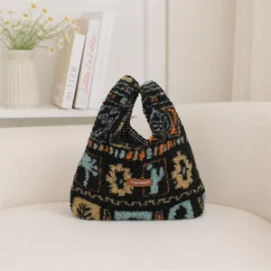 Gemütliche Plüsch Handtasche mit ethnischem Muster, kleine flauschige Tasche für Herbst Winter.