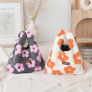 Schöne flauschige Handtasche für Damen Winter Plüsch Tasche retro Blumen Muster Handgelenktasche