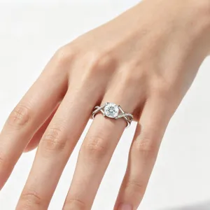 Eleganter Verlobungsring aus Sterlingsilber mit funkelndem Zirkonia und gedrehtem Design.