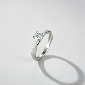 Laborgezüchteter Diamant 925 Silber Ring verdrillter 4-Krappen Verlobungsring Schmuck