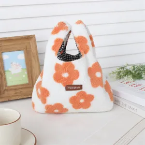 Flauschige Handtasche mit süßem Orangen Blumenmuster, stylische Minitasche für Winter.
