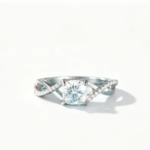 Exquisiter 925er Sterlingsilber verdrillter Verlobungsring mit funkelndem Zirkonstein.