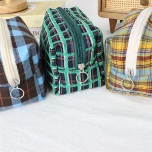 Vue détaillée de la trousse de maquillage à carreaux rétro et trousse à crayons.