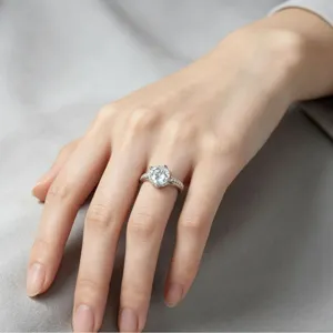 Anello con Diamante IGI Prodotto in Laboratorio Argento Sterling 925 Incastonatura a Quattro Rebbi Pietra Centrale Rotonda