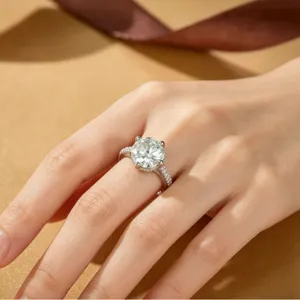Splendido anello in argento sterling 925 quattro griffe diamante rotondo e fascia pavé.