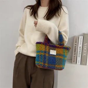 Vista dettagliata della mini borsa tote in peluche a quadri, design vintage colorato e accogliente.