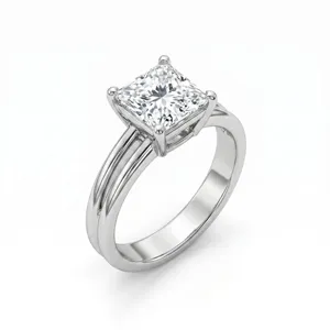 Eckiger Zucht-Diamantring im Prinzessinnen-Schliff aus 925er Silber mit Krappenfassung.