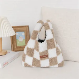 Flauschige karierte Handtasche für Damen, weiche braun-weiße Plüsch-Tasche, Herbst Winter Style.