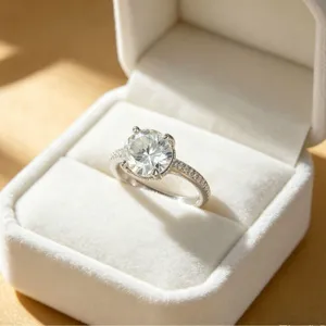 Elegante anello di fidanzamento con diamante da laboratorio in scatola di velluto bianco.