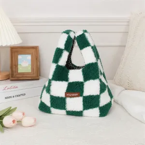 Grün weiß karierte Plüschhandtasche Detail zeigt weiche Textur und süßen ästhetischen Stil.
