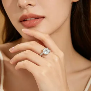 Splendido anello in argento sterling 925 con diamante da laboratorio e montatura a quattro griffe.