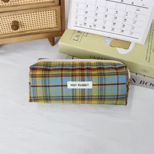 Trousse à crayons à carreaux rétro gros plan, détail de pochette en toile esthétique